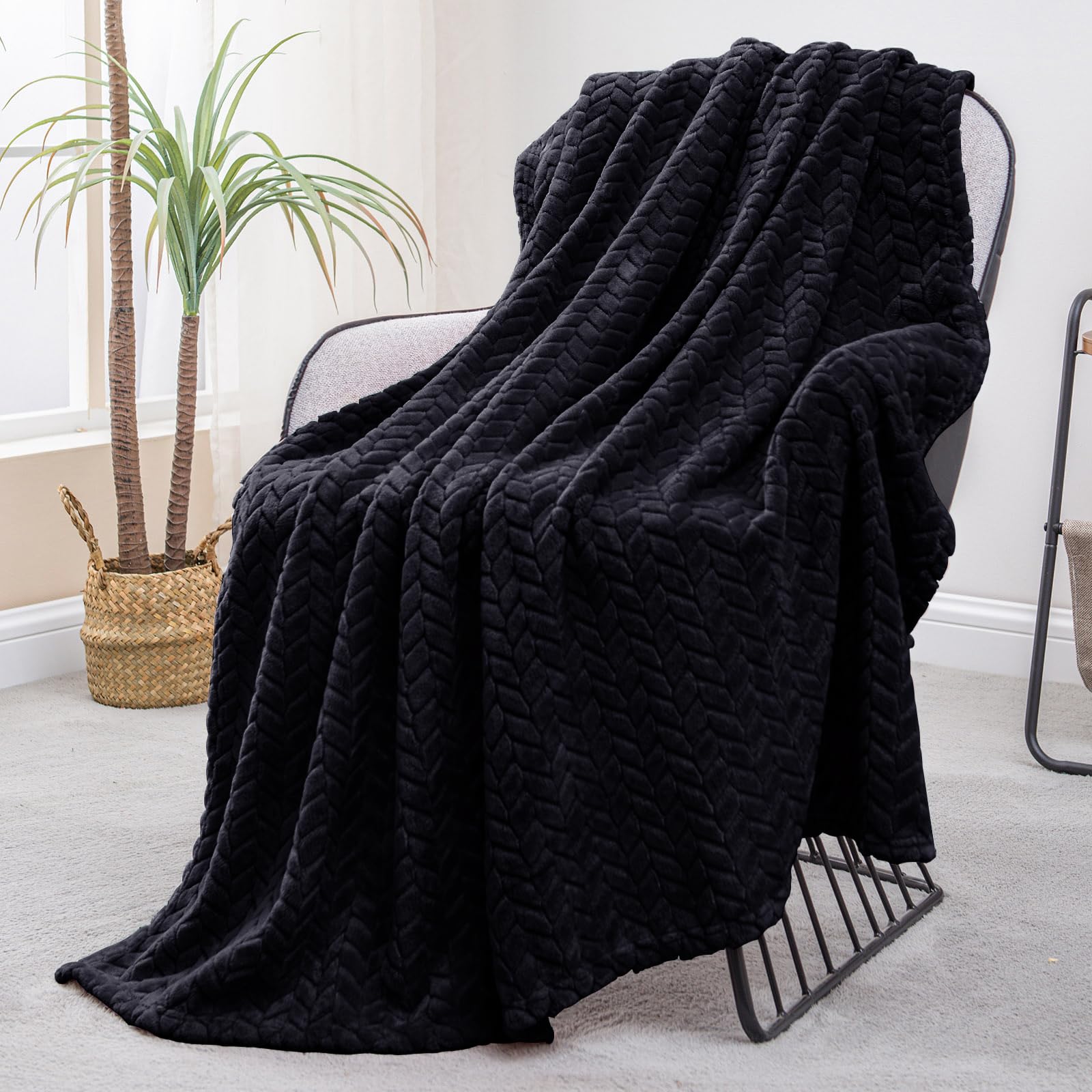 Exclusivo Mezcla Fleece Queen Size Blanket for Bed, 90x90 Inches Soft Cozy Jacquard Flannel Blankets, Lightweight Fuzzy Plush for Women, Pink