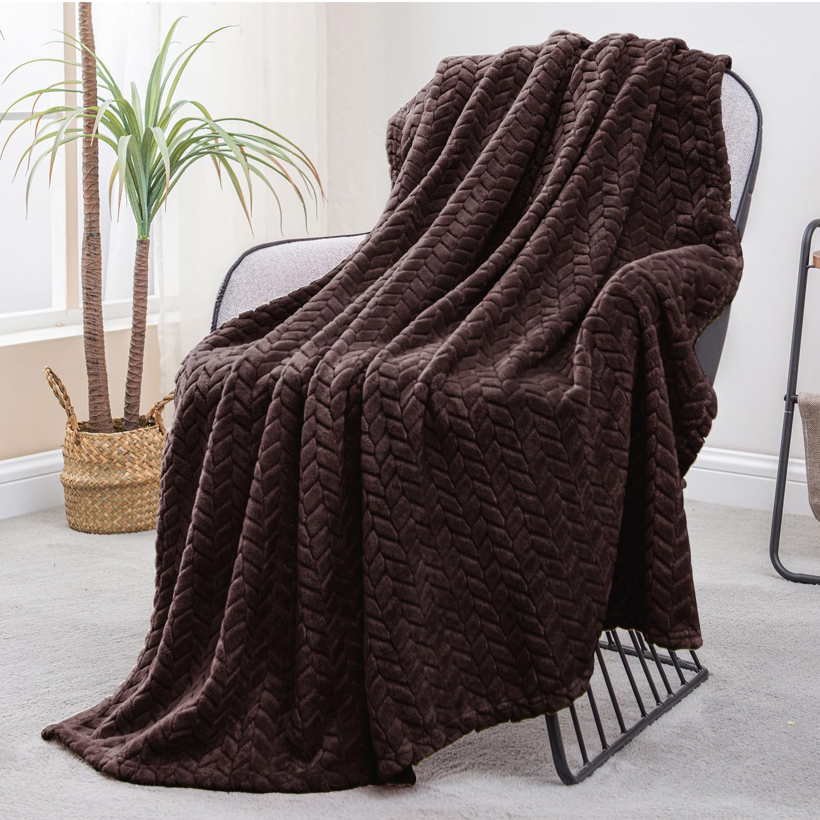 Exclusivo Mezcla Fleece Queen Size Blanket for Bed, 90x90 Inches Soft Cozy Jacquard Flannel Blankets, Lightweight Fuzzy Plush for Women, Pink