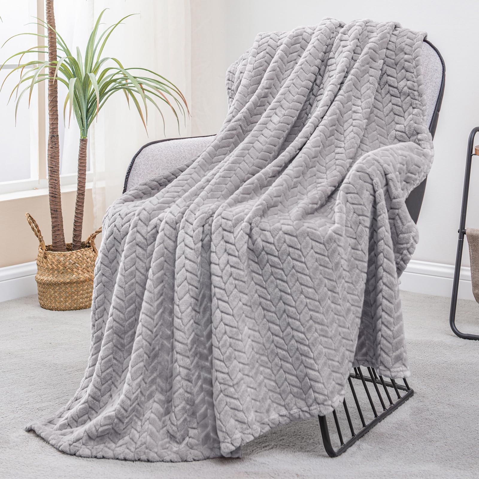 Exclusivo Mezcla Fleece Queen Size Blanket for Bed, 90x90 Inches Soft Cozy Jacquard Flannel Blankets, Lightweight Fuzzy Plush for Women, Pink