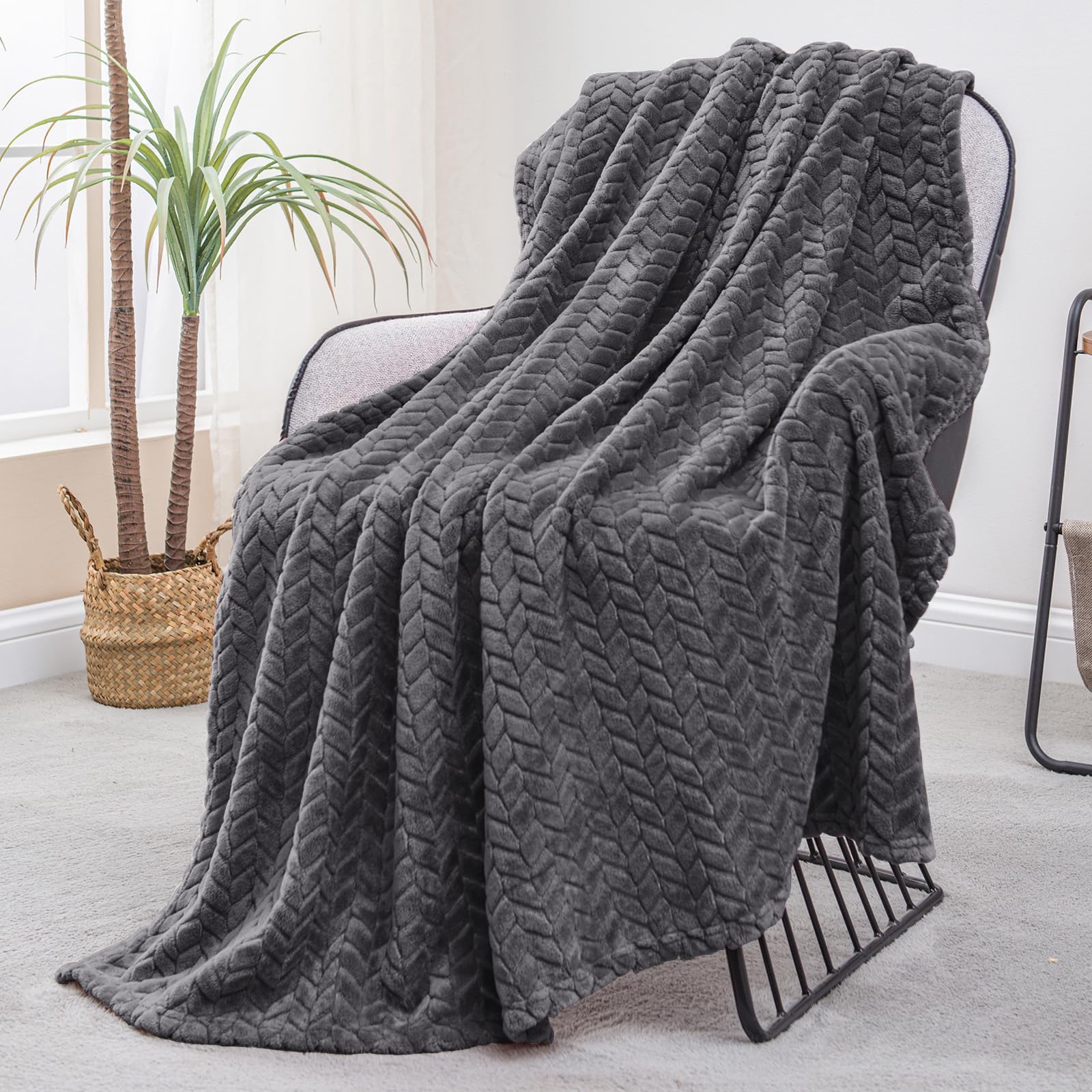 Exclusivo Mezcla Fleece Queen Size Blanket for Bed, 90x90 Inches Soft Cozy Jacquard Flannel Blankets, Lightweight Fuzzy Plush for Women, Pink