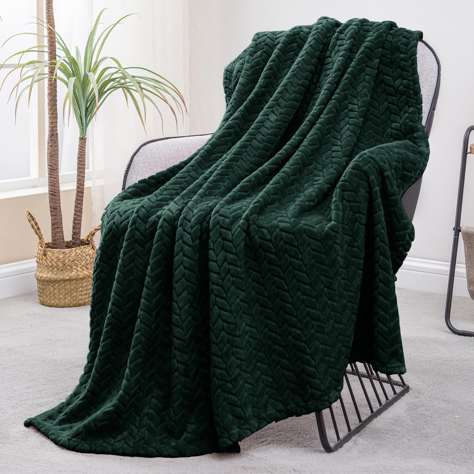 Exclusivo Mezcla Fleece Queen Size Blanket for Bed, 90x90 Inches Soft Cozy Jacquard Flannel Blankets, Lightweight Fuzzy Plush for Women, Pink